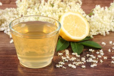 Taze sağlıklı meyve suları, mürver çiçekleri ve limon rustik yönetim kurulu