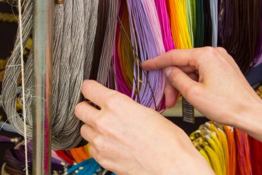 Renkli durak, çarşı kolye kadınla el