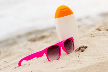 Mevsimlik kavramı, kabukları, pembe güneş gözlüğü ve güneş losyonu