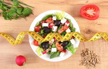 Taze Yunan salatası sebze, santimetre ve notlar, sağlıklı beslenme ve zayıflama kavramı yazmak için not defteri