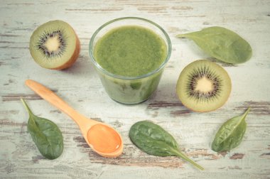 Vintage fotoğraf, Eski ahşap arka plan üzerinde bal ile ıspanak ve kivi kokteyl, sağlıklı beslenme