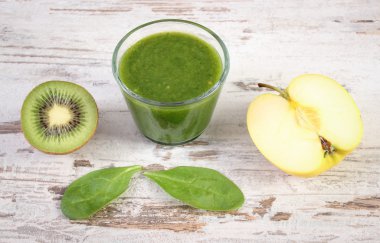 Ispanak, kivi ve elma eski ahşap arka plan, sağlıklı beslenme üzerinde kokteyl