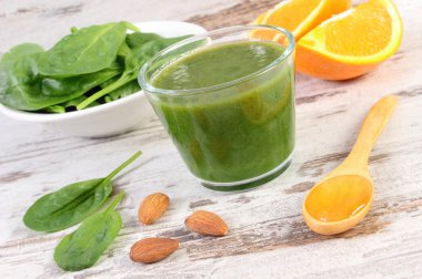 Malzemeler ve ıspanak ahşap zemin, sağlıklı beslenme üzerine gelen taze kokteyl