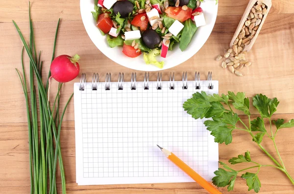 Insalata greca fresca con verdure, centimetro e blocco note per scrivere note, nutrizione sana e concetto di dimagrimento — Foto Stock