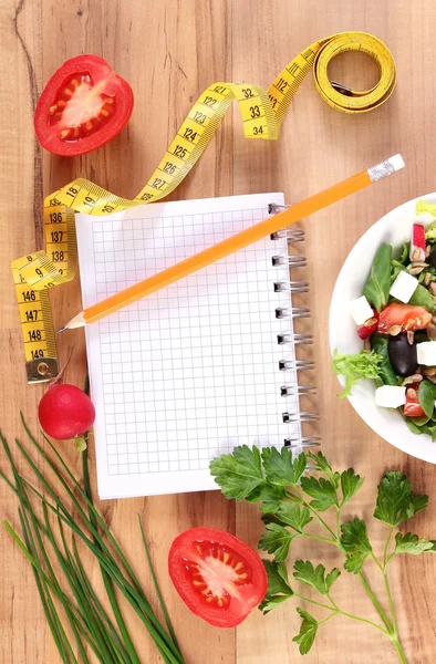 Salada grega fresca com legumes, centímetro e bloco de notas para escrever notas, nutrição saudável e conceito de emagrecimento — Fotografia de Stock