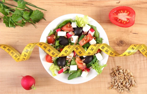 Taze Yunan salatası sebze, santimetre ve notlar, sağlıklı beslenme ve zayıflama kavramı yazmak için not defteri