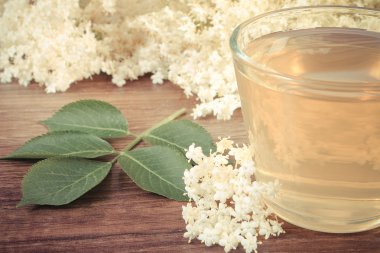 Vintage Fotoğraf, taze sağlıklı meyve suları ve rustik tahta üzerinde mürver çiçekleri