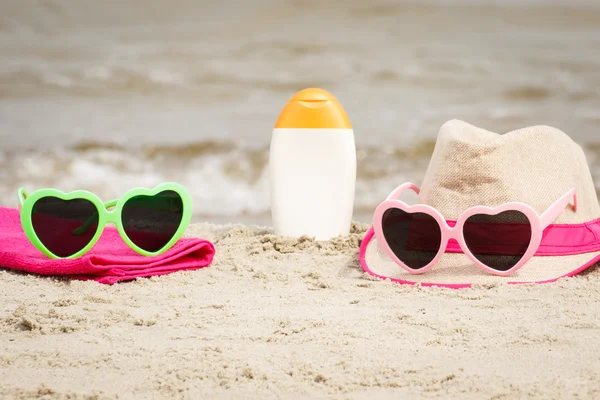 配件的度假海滩，防晒，夏天时间在沙滩上 — 图库照片
