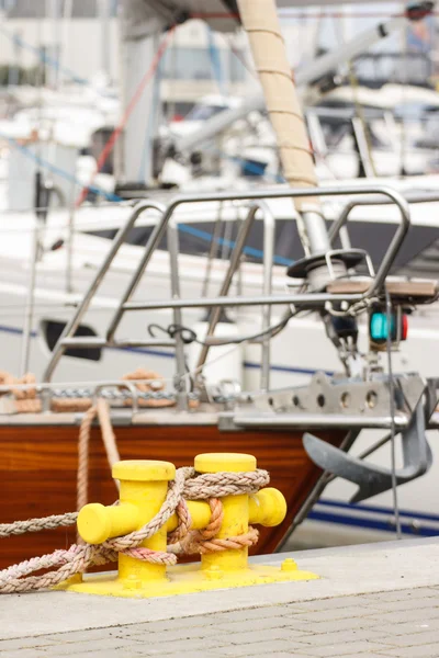 Rope with mooring bollard in seaport, detail of yachting — Stock Photo, Image