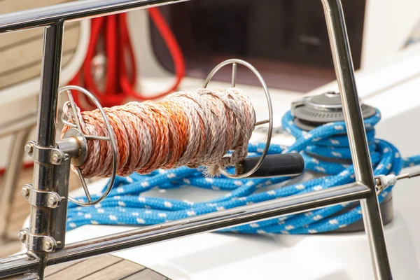 Tlusté lano na palubě jachty, detail jachting — Stock fotografie