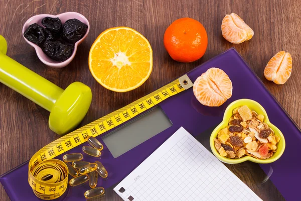 Mezura, tablet, halter, meyve, müsli, zayıflama kavramı ile dijital ölçek — Stok fotoğraf