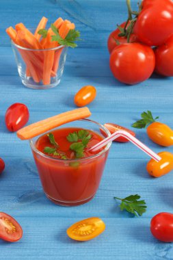 Domates suyu ve baharat mavi kurulu, sağlıklı beslenme ile sebze