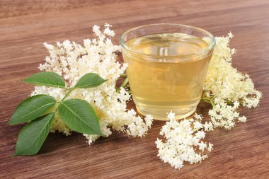 Rustik kurulu taze sağlıklı suyu ve mürver çiçekleri