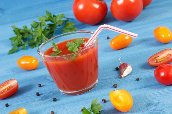 番茄汁和香料上蓝板，健康营养的蔬菜 — 图库照片