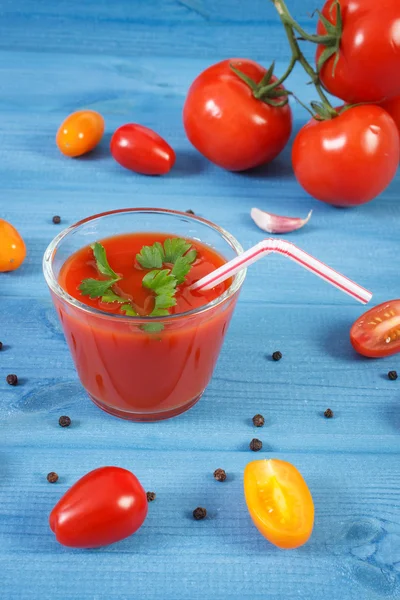 Χυμό ντομάτας και λαχανικά με μπαχαρικά για μπλε σκάφους, υγιεινή διατροφή — Φωτογραφία Αρχείου