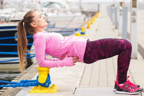 Chica delgada en ropa deportiva haciendo ejercicio en el puerto, estilo de vida activo saludable — Foto de Stock