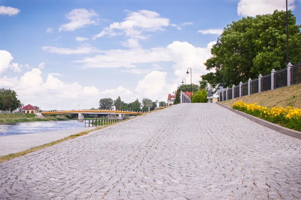 Конин, Польша - 18 июня 2016 г.: Набережная польской реки Варта в городе Конин — стоковое фото