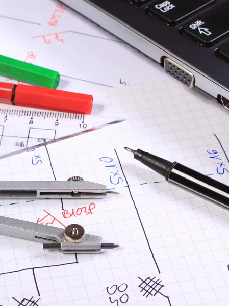 Diagramas elétricos, acessórios para desenho e laptop — Fotografia de Stock