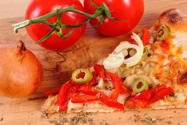 Vegetarische Pizza, Tomaten Zwiebeln und Würze auf hölzerner Oberfläche — Stockfoto