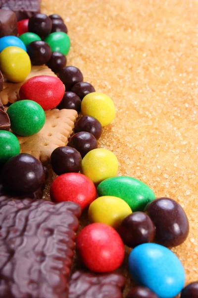 Um monte de doces e açúcar mascavo cana, comida insalubre — Fotografia de Stock