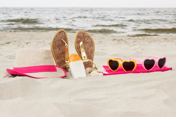 Accesorios para vacaciones en arena en la playa, protección solar, horario de verano — Foto de Stock