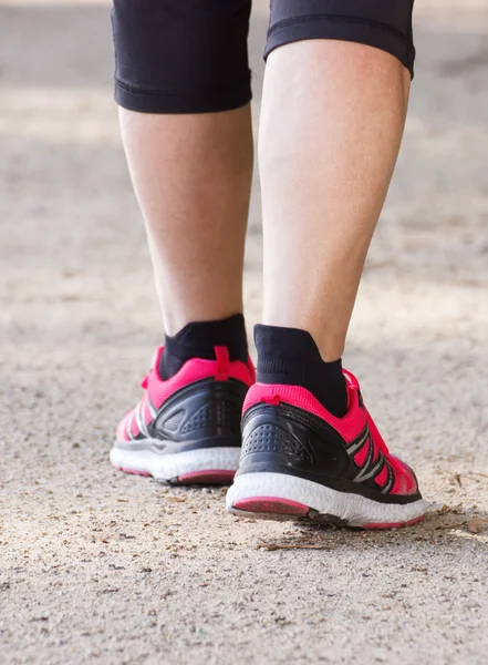 Oudere senior vrouw lopen op wandelpad, sportieve levensstijl op oudere leeftijd — Stockfoto