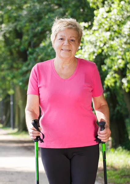 Yaşlı kadın kıdemli yürüyüşü, Yaşlılıkta sportif yaşam pratik