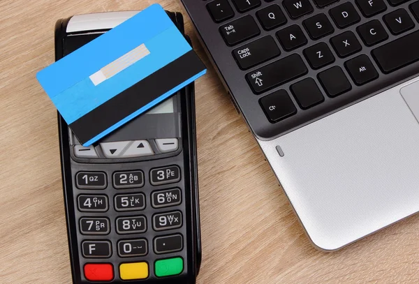 Betaalterminal met contactloze creditcard en laptop, Financiën concept — Stockfoto