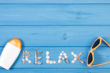 Word relax deniz kabuklarını, güneş gözlüğü ve güneş losyonu mavi kurullarında yapılan yaz saati, kopya alanı metin için