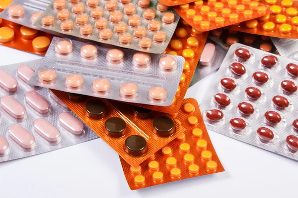 Bolhas de comprimidos e cápsulas médicas coloridas, conceito de cuidados de saúde — Fotografia de Stock