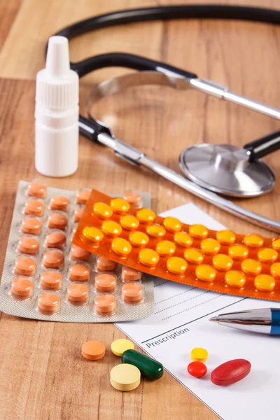 Medische pillen, tabletten of aanvullingen met voorschrift en stethoscoop, gezondheidszorg concept — Stockfoto