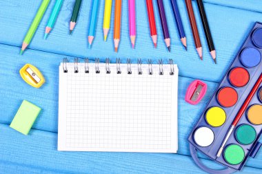 Okul aksesuarları okul kavramı, başa mavi kurullarında metin için yer Not Defteri'nde kopyalayın.