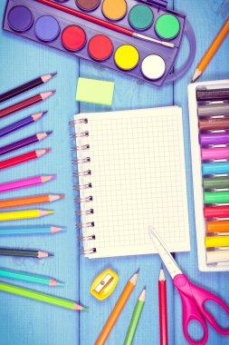 Okul aksesuarları kurullarında başa okul kavramı, metin için yer Not Defteri'nde kopyalayın.