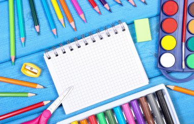 Okul aksesuarları okul kavramı, başa mavi kurullarında metin için yer Not Defteri'nde kopyalayın.