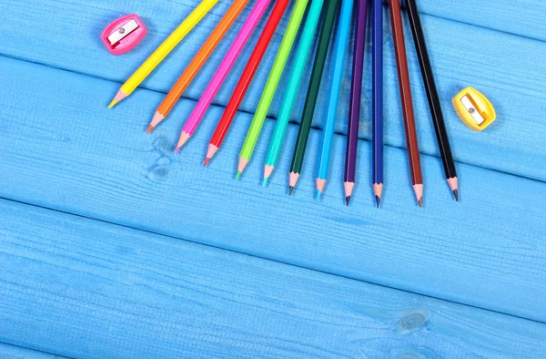 Lápices de colores y sacapuntas en pizarras azules, accesorios escolares, espacio de copia para texto — Foto de Stock