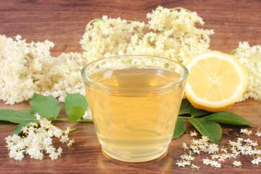 Taze sağlıklı meyve suları, mürver çiçekleri ve limon rustik yönetim kurulu