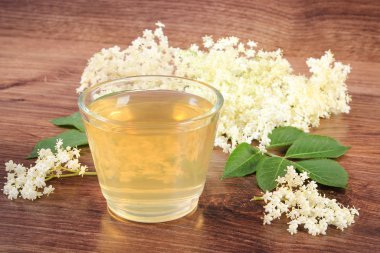 Rustik kurulu taze sağlıklı suyu ve mürver çiçekleri