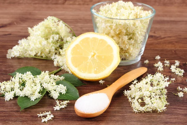 Flores de saúco e ingredientes para preparar jugo en tablero rústico — Foto de Stock