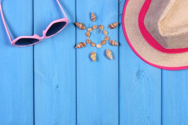 Deniz, güneş, güneş gözlüğü ve mavi panoları, aksesuarlar, yaz, hasır şapka şeklinde metin için yer kopyalayın