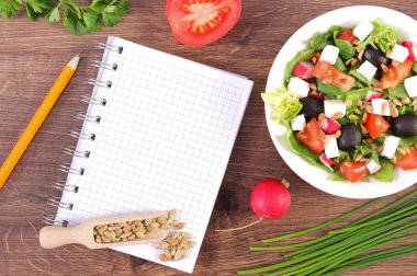 Taze Yunan salatası sebze ve notlar, sağlıklı beslenme yazmak için not defteri