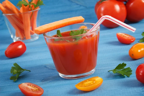 Tomatensap en fruit met specerijen op blauwe bord, gezonde voeding — Stockfoto