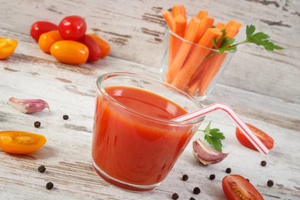 Tomatensap en fruit met specerijen, gezonde voeding — Stockfoto