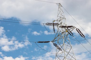 Yüksek gerilim elektrik direği elektrik yayınlar bir satýr telleri ile