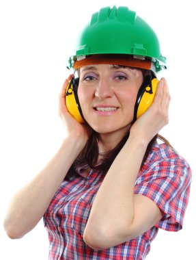 Koruyucu kask ve kulaklıklar giyen kadın