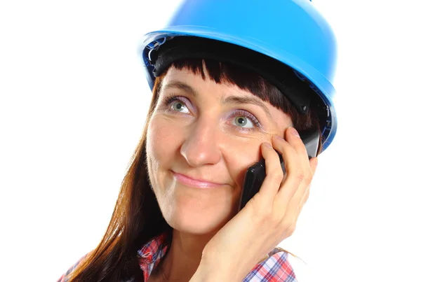 Builder kvinna i skyddande hjälm talar i mobiltelefon — Stockfoto