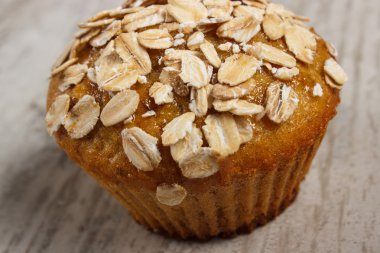 Taze muffin yulaf ezmesi ile kepekli un ile pişmiş lezzetli sağlıklı tatlı
