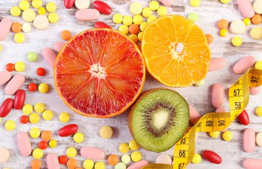Doğal meyve, santimetre ve tıbbi hapı, zayıflama, sağlıklı beslenme arasında seçim ve sağlık takviyeleri