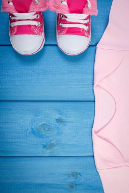 Ayakkabı ve bodysuits için yeni doğan bebek için bekliyor, metin için yer kopyalayın