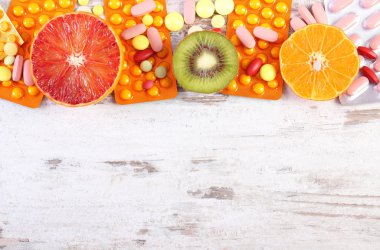 Doğal meyve ve hap, sağlıklı beslenme ve ekleri, arasında seçim metin için yer kopyalayın