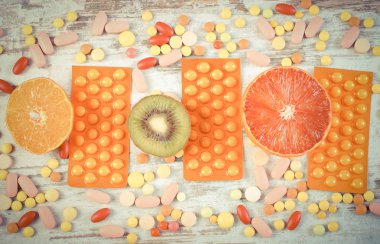 Vintage Fotoğraf, doğal meyve ve hap, sağlıklı beslenme ve takviyeleri arasında seçim